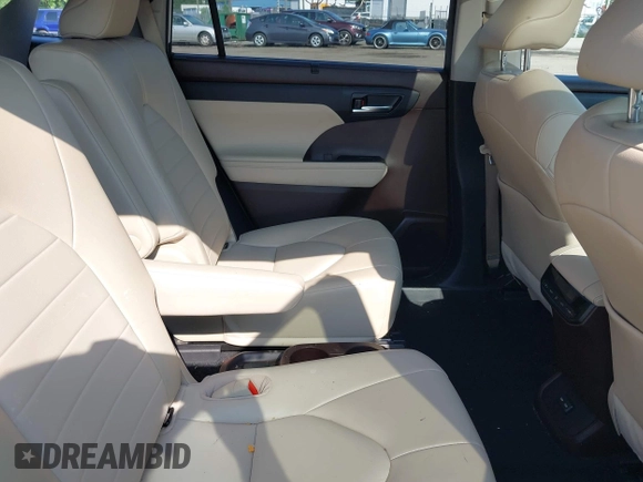 2022 Toyota Highlander XLE with VIN 5TDHZRBH6NS172134, listed as a IAAI auction lot 42656687 with 39,856 mi miles and . Bid and sale history available at DreamBid. Image 8.