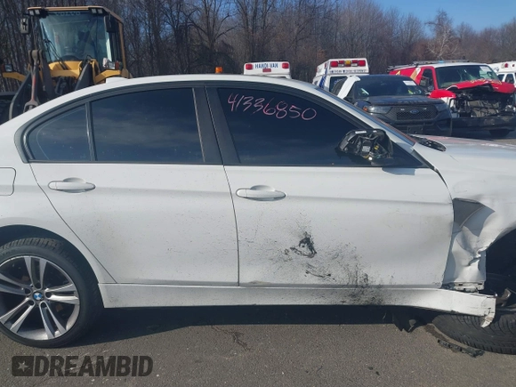 2015 BMW 3 Series 320i xDrive с VIN WBA3C3G55FNS75282, выставлен на аукционе IAAI как лот 41336850 с пробегом 120 856 миль миль и . История ставок и продаж доступна на DreamBid. Изображение 13.