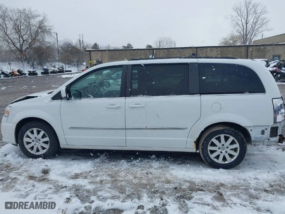 2015 Chrysler Town & Country Touring with VIN 2C4RC1BG0FR504982, listed as a IAAI auction lot 41975290 with 135,645 mi miles. Bid and sale history available at carsss.com. Image 15.