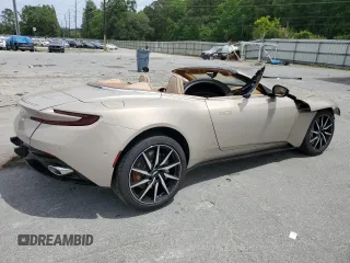 2022 Aston Martin DB11 z VIN SCFRMFCW6NGM11398, wystawiony jako Copart lot #53825715 z przebiegiem Nie podano mil oraz Szkody całkowita. Historia ofert i sprzedaży dostępna na DreamBid. Obrazek 3.