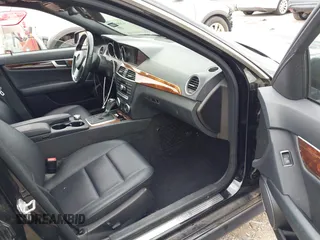 2012 Mercedes-Benz C 300 Sport z VIN WDDGF8BB9CR208314, wystawiony jako IAAI lot #42489087 z przebiegiem 117 601 mil mil oraz . Historia ofert i sprzedaży dostępna na DreamBid. Obrazek 5.