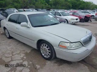 2007 Lincoln Town Car Signature z VIN 1LNHM81W27Y633874, wystawiony jako IAAI lot #41960673 z przebiegiem 221 766 mil mil oraz . Historia ofert i sprzedaży dostępna na DreamBid. Obrazek 1.