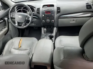 2012 Kia Sorento LX z VIN 5XYKT3A17CG274495, wystawiony jako Copart lot #56321925 z przebiegiem 130 439 mil mil oraz Szkoda całkowita • Salvage title. Historia ofert i sprzedaży dostępna na DreamBid. Obrazek 8.