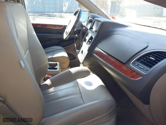 2015 Chrysler Town & Country Touring-L with VIN 2C4RC1CG0FR673981, listed as a IAAI auction lot 41773997 with 107,705 mi miles. Bid and sale history available at carsss.com. Image 5.