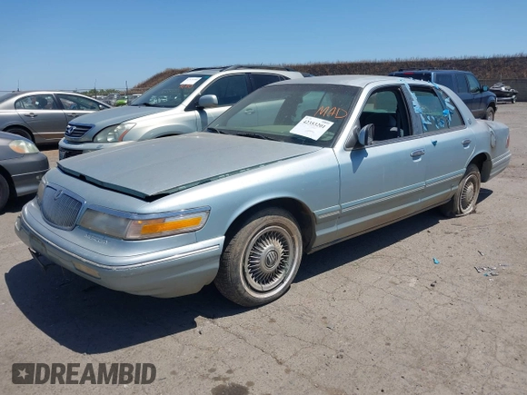 1996 Mercury Grand Marquis GS z VIN 2MELM74W3TX648820, wystawiony jako IAAI lot #42353201 z przebiegiem 125 063 mil mil oraz . Historia ofert i sprzedaży dostępna na DreamBid. Obrazek 2.