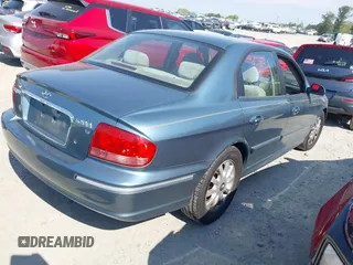 2005 Hyundai Sonata GLS with VIN KMHWF35H65A111352, listed as a IAAI auction lot 42006083 with 283,261 mi miles. Bid and sale history available at carsss.com. Image 4.