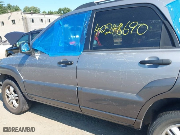 2008 Kia Sportage LX with VIN KNDJE723887542245, listed as a IAAI auction lot 40248690 with 122,558 mi miles. Bid and sale history available at carsss.com. Image 12.