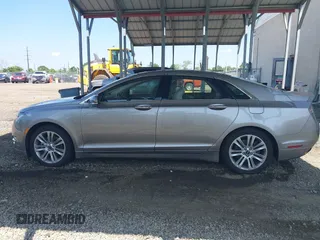 2016 Lincoln MKZ z VIN 3LN6L2J90GR614644, wystawiony jako IAAI lot #42547420 z przebiegiem 45 237 mil mil oraz . Historia ofert i sprzedaży dostępna na DreamBid. Obrazek 14.