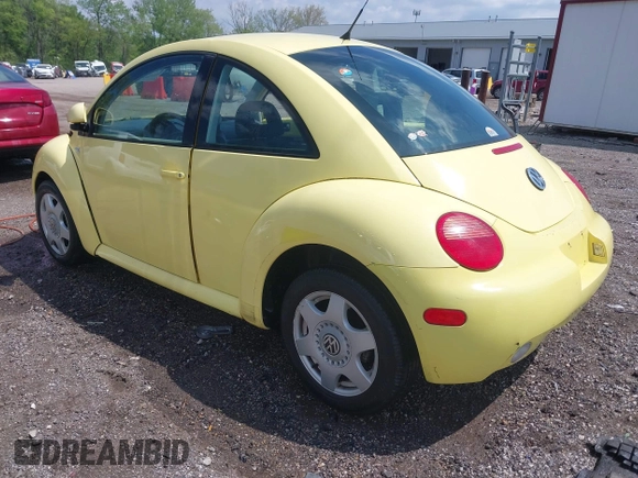 2000 Volkswagen Beetle GLS z VIN 3VWCA21C4YM414855, wystawiony jako IAAI lot #42198615 z przebiegiem 128 131 mil mil oraz . Historia ofert i sprzedaży dostępna na DreamBid. Obrazek 3.