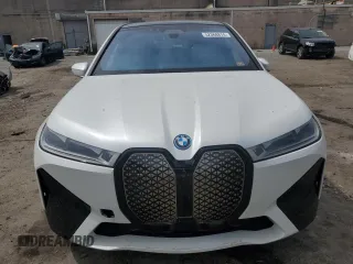 2022 BMW iX xDrive50 z VIN WB523CF02NCK56120, wystawiony jako Copart lot #52368874 z przebiegiem Nie podano mil oraz . Historia ofert i sprzedaży dostępna na DreamBid. Obrazek 5.
