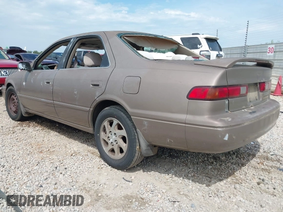 1999 Toyota Camry LE z VIN JT2BF28K9X0216439, wystawiony jako IAAI lot #42213626 z przebiegiem 280 812 mil mil oraz . Historia ofert i sprzedaży dostępna na DreamBid. Obrazek 3.