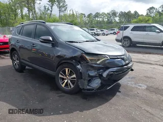 2018 Toyota RAV4 XLE z VIN JTMWFREV9JD132847, wystawiony jako IAAI lot #42108442 z przebiegiem 59 763 mil mil oraz . Historia ofert i sprzedaży dostępna na DreamBid. Obrazek 1.