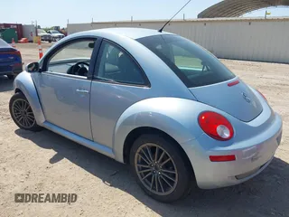 2010 Volkswagen New Beetle Coupe with VIN 3VWPG3AG0AM002088, listed as a IAAI auction lot 42014379 with 81,832 mi miles. Bid and sale history available at carsss.com. Image 3.