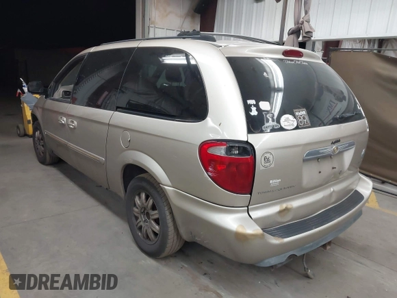 2005 Chrysler Town & Country Touring with VIN 2C4GP54L55R542526, listed as a IAAI auction lot 41877551 with 231,364 mi miles. Bid and sale history available at carsss.com. Image 3.