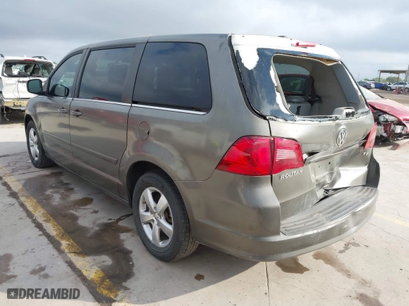 2010 Volkswagen Routan SE with VIN 2V4RW3D1XAR407847, listed as a IAAI auction lot 42020588 with 233,095 mi miles. Bid and sale history available at carsss.com. Image 3.