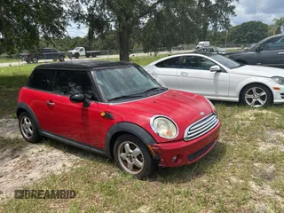 2010 MINI Hardtop z VIN WMWMF3C55ATZ24438, wystawiony jako Copart lot #59035285 z przebiegiem 138 500 mil mil oraz Tytuł czysty. Historia ofert i sprzedaży dostępna na DreamBid. Obrazek 1.
