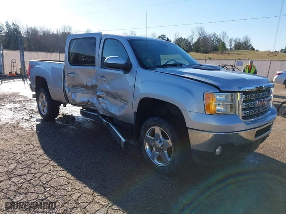 2013 GMC Sierra 2500HD SLT with VIN 1GT121C82DF218580, listed as a IAAI auction lot 41758693 with 121,798 mi miles. Bid and sale history available at carsss.com. Image 1.