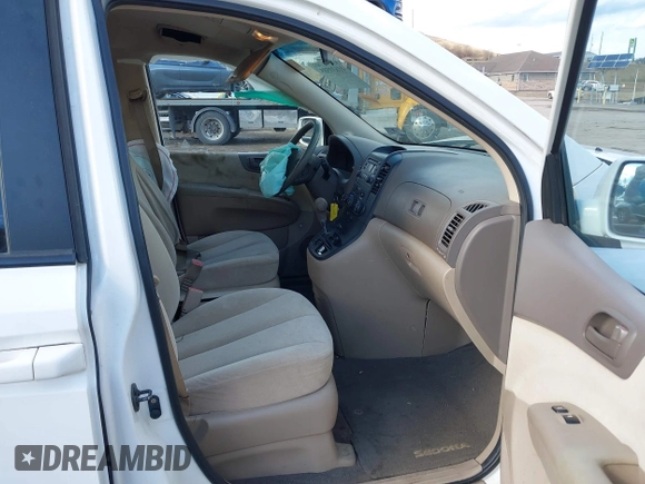 2008 Kia Sedona LX with VIN KNDMB233486240593, listed as a IAAI auction lot 41639585 with 173,067 mi miles. Bid and sale history available at carsss.com. Image 5.