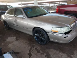2003 Lincoln Town Car Signature z VIN 1LNHM82W63Y614544, wystawiony jako IAAI lot #41917423 z przebiegiem 194 871 mil mil oraz . Historia ofert i sprzedaży dostępna na DreamBid. Obrazek 1.
