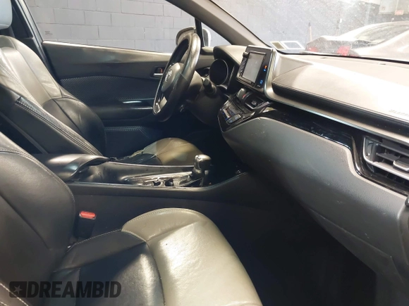 2018 Toyota C-HR XLE z VIN NMTKHMBX5JR039263, wystawiony jako IAAI lot #42265976 z przebiegiem 88 253 mil mil oraz . Historia ofert i sprzedaży dostępna na DreamBid. Obrazek 5.