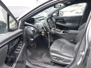 2024 Subaru Solterra Premium z VIN JTMABABA2RA056054, wystawiony jako IAAI lot #42018399 z przebiegiem 6 220 mil mil oraz . Historia ofert i sprzedaży dostępna na DreamBid. Obrazek 21.