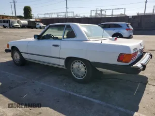 1986 Mercedes-Benz 560 SL z VIN WDBBA48D8GA045467, wystawiony jako Copart lot #57576155 z przebiegiem 64 819 mil mil oraz Tytuł czysty. Historia ofert i sprzedaży dostępna na DreamBid. Obrazek 2.