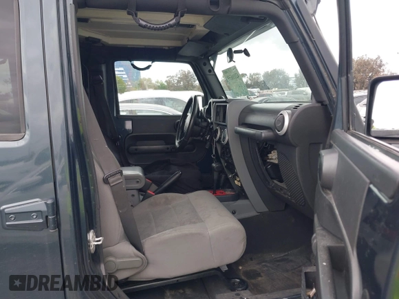 2008 Jeep Wrangler Unlimited Sahara z VIN 1J8GA59138L525836, wystawiony jako IAAI lot #42116359 z przebiegiem 199 600 mil mil oraz . Historia ofert i sprzedaży dostępna na DreamBid. Obrazek 5.