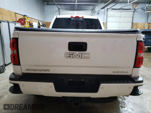 2015 GMC Sierra 2500HD Denali z VIN 1GT120E82FF160609, wystawiony jako Copart lot #55745295 z przebiegiem 111 071 mil mil oraz Czysty tytuł • Clean title. Historia ofert i sprzedaży dostępna na DreamBid. Obrazek 6.
