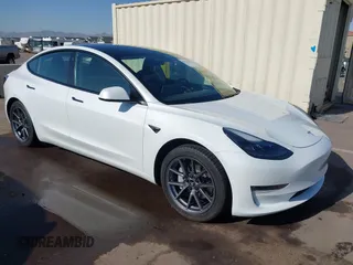 2021 Tesla Model 3 Long Range z VIN 5YJ3E1EB9MF006966, wystawiony jako IAAI lot #41976745 z przebiegiem 37 651 mil mil oraz . Historia ofert i sprzedaży dostępna na DreamBid. Obrazek 1.