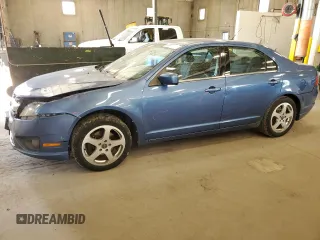 2010 Ford Fusion SE z VIN 3FAHP0HA7AR261533, wystawiony jako Copart lot #56896135 z przebiegiem 186 980 mil mil oraz Szkoda całkowita • Salvage title. Historia ofert i sprzedaży dostępna na DreamBid. Obrazek 1.