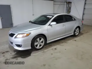 2011 Toyota Camry LE z VIN 4T1BF3EK5BU220101, wystawiony jako Copart lot #55028075 z przebiegiem 46 774 mil mil oraz Szkoda całkowita • Salvage title. Historia ofert i sprzedaży dostępna na DreamBid. Obrazek 1.