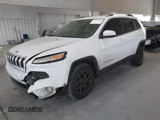 2016 Jeep Cherokee Latitude z VIN 1C4PJMCB5GW296303, wystawiony jako IAAI lot #42135490 z przebiegiem 136 503 mil mil oraz . Historia ofert i sprzedaży dostępna na DreamBid. Obrazek 2.
