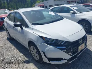 2024 Nissan Versa S z VIN 3N1CN8DV4RL928738, wystawiony jako IAAI lot #42006335 z przebiegiem 8 713 mil mil oraz . Historia ofert i sprzedaży dostępna na DreamBid. Obrazek 1.