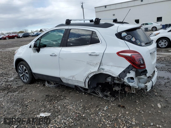 2020 Buick Encore Essence z VIN KL4CJGSB6LB044234, wystawiony jako Copart lot #48580445 z przebiegiem 94 654 mil mil oraz Szkody całkowita. Historia ofert i sprzedaży dostępna na DreamBid. Obrazek 2.