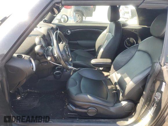 2014 MINI Convertible S с VIN WMWZP3C52ET706661, выставлен на аукционе Copart как лот 70040934 с пробегом 65 484 миль миль и Списание • Salvage title. История ставок и продаж доступна на DreamBid. Изображение 7.