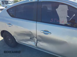 2016 Nissan Versa S z VIN 3N1CN7AP6GL837760, wystawiony jako IAAI lot #41843687 z przebiegiem 233 658 mil mil oraz . Historia ofert i sprzedaży dostępna na DreamBid. Obrazek 6.