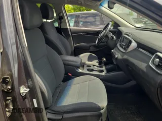 2016 Kia Sorento LX Turbo z VIN 5XYPGDA11GG055411, wystawiony jako Copart lot #61179755 z przebiegiem 185 629 mil mil oraz Czysty tytuł • Clean title. Historia ofert i sprzedaży dostępna na DreamBid. Obrazek 5.