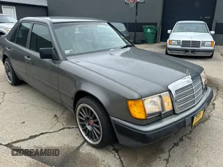 1989 Mercedes-Benz 300 E z VIN WDBEA30D2KB022367, wystawiony jako Copart lot #60087495 z przebiegiem 76 930 mil mil oraz Szkoda całkowita • Salvage title. Historia ofert i sprzedaży dostępna na DreamBid. Obrazek 1.