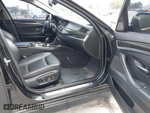 2015 BMW 5 Series 550i z VIN WBAKN9C57FD961425, wystawiony jako IAAI lot #41319817 z przebiegiem 100 233 mil mil oraz . Historia ofert i sprzedaży dostępna na DreamBid. Obrazek 5.