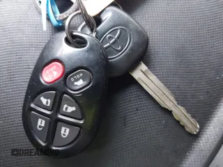 2014 Toyota Sienna XLE z VIN 5TDYK3DC6ES492167, wystawiony jako IAAI lot #41257193 z przebiegiem 216 046 mil mil oraz . Historia ofert i sprzedaży dostępna na DreamBid. Obrazek 11.