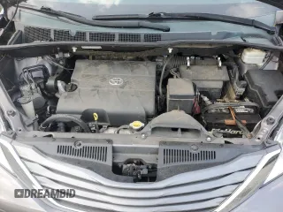 2013 Toyota Sienna XLE AAS z VIN 5TDYK3DCXDS297896, wystawiony jako Copart lot #57778165 z przebiegiem 239 360 mil mil oraz Szkoda całkowita • Salvage title. Historia ofert i sprzedaży dostępna na DreamBid. Obrazek 12.