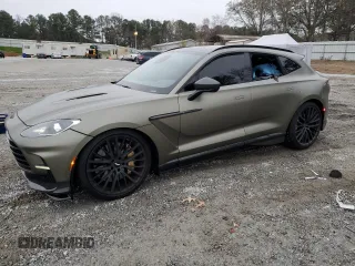 2023 Aston Martin DBX 707 z VIN SD7VUJBW5PTV06160, wystawiony jako Copart lot #76512973 z przebiegiem Nie podano mil oraz . Historia ofert i sprzedaży dostępna na DreamBid. Obrazek 1.