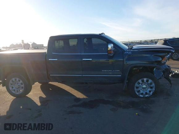 2017 GMC Sierra 2500HD Denali z VIN 1GT12UEG3HF132898, wystawiony jako IAAI lot #41442407 z przebiegiem 83 432 mil mil oraz . Historia ofert i sprzedaży dostępna na DreamBid. Obrazek 14.