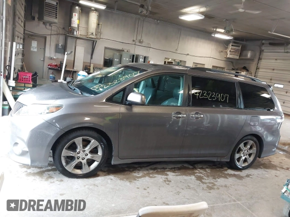 2013 Toyota Sienna SE с VIN 5TDXK3DC4DS355030, выставлен на аукционе IAAI как лот 42323907 с пробегом 190 836 миль миль и . История ставок и продаж доступна на DreamBid. Изображение 14.