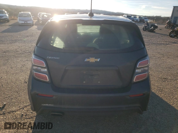 2020 Chevrolet Sonic LT z VIN 1G1JG6SB0L4117942, wystawiony jako Copart lot #45211285 z przebiegiem 88 597 mil mil oraz Szkoda całkowita • Salvage title. Historia ofert i sprzedaży dostępna na DreamBid. Obrazek 6.