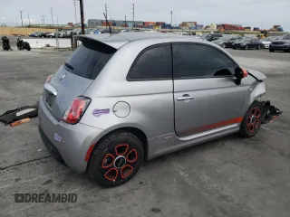 2018 FIAT 500e z VIN 3C3CFFGE2JT362534, wystawiony jako Copart lot #52815675 z przebiegiem 66 498 mil mil oraz Szkoda całkowita • Salvage title. Historia ofert i sprzedaży dostępna na DreamBid. Obrazek 3.