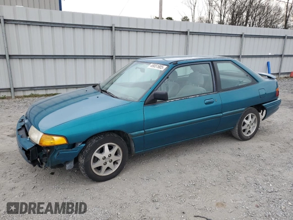 1996 Ford Escort z VIN 1FASP11J6TW170890, wystawiony jako Copart lot #49051905 z przebiegiem 133 671 mil mil oraz Czysty tytuł • Clean title. Historia ofert i sprzedaży dostępna na DreamBid. Obrazek 1.