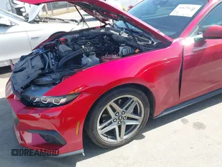 2024 Ford Mustang EcoBoost z VIN 1FA6P8TH2R5137890, wystawiony jako IAAI lot #41825638 z przebiegiem 6 144 mil mil oraz . Historia ofert i sprzedaży dostępna na DreamBid. Obrazek 18.
