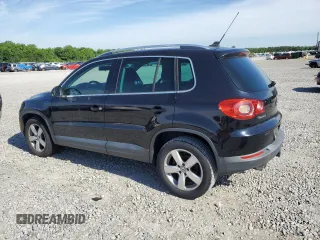 2010 Volkswagen Tiguan Wolfsburg Edition z VIN WVGAV7AX2AW527803, wystawiony jako Copart lot #55920475 z przebiegiem 107 682 mil mil oraz Szkoda całkowita • Salvage title. Historia ofert i sprzedaży dostępna na DreamBid. Obrazek 2.