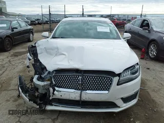 2019 Lincoln MKZ Hybrid Reserve II z VIN 3LN6L5MU1KR631351, wystawiony jako IAAI lot #41522333 z przebiegiem 82 839 mil mil oraz . Historia ofert i sprzedaży dostępna na DreamBid. Obrazek 12.